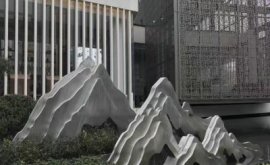 不銹鋼假山在現(xiàn)代中式園林中的應用與價值